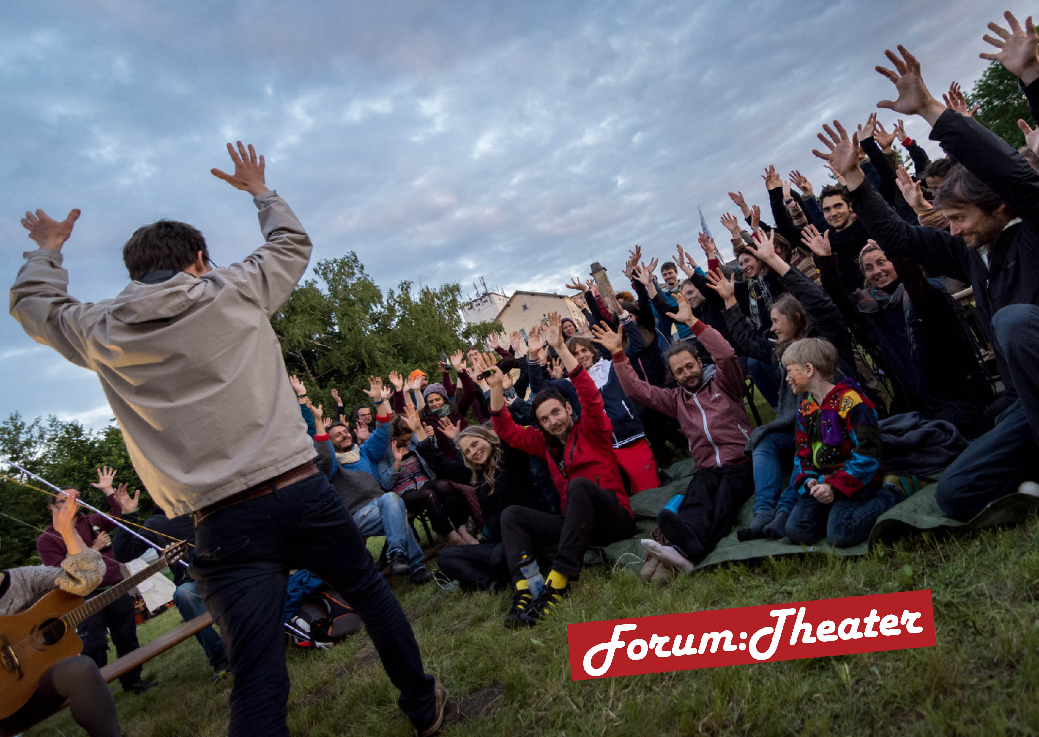 Eine aufgewärmte Menge bei einem Forumtheaterstück
