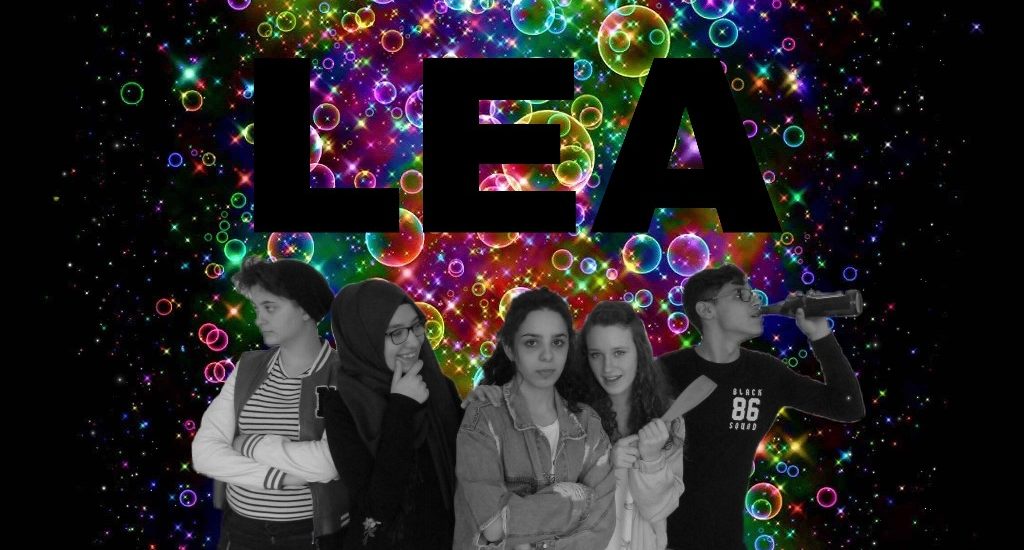 Eine Gruppe Jugendlicher als Schauspielende vor bunten Blasen, Titel "LEA"